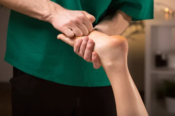 Mężczyzna ręce robi masaż stóp — Zdjęcie stockowe