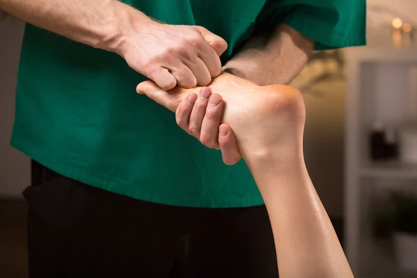 Masculino manos haciendo masaje de pies — Foto de Stock