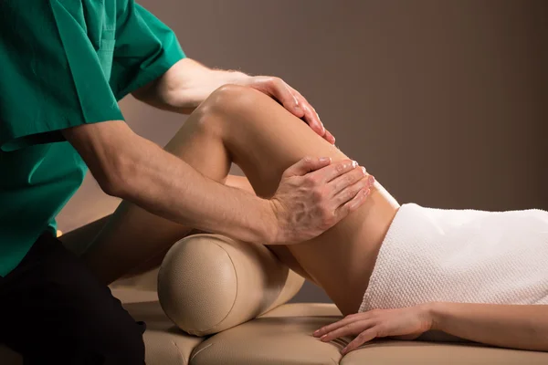 Masajista haciendo masaje de piernas — Foto de Stock