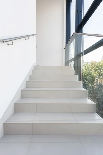 Leuchtende Treppen in modernem Gebäude — Stockfoto