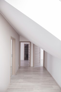 Bej kapıları ile parlak koridor