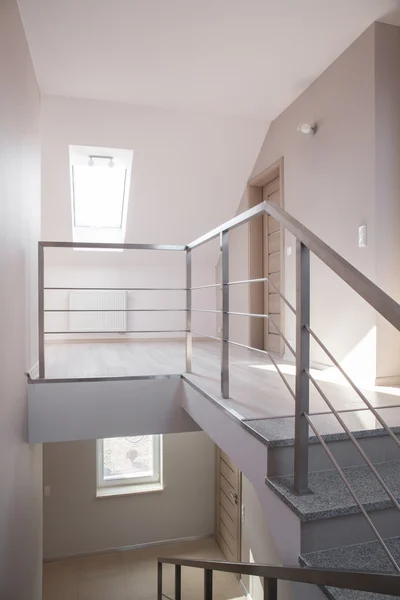 Treppe im Einfamilienhaus — Stockfoto