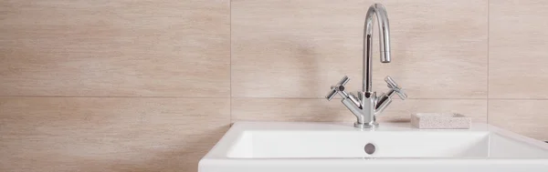 Lavabo sobre fondo de madera — Foto de Stock