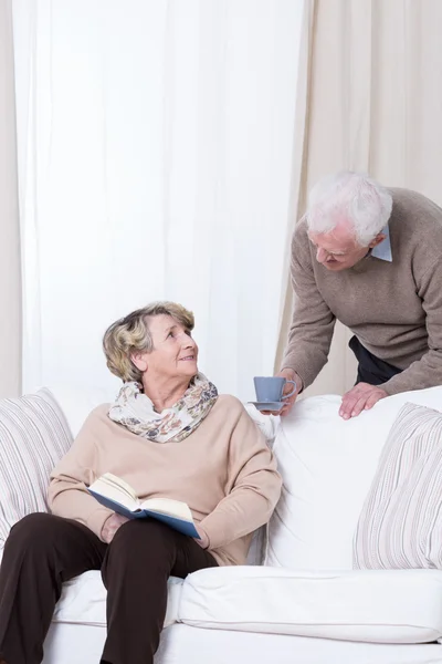 Man tjänstgör kopp kaffe — Stockfoto