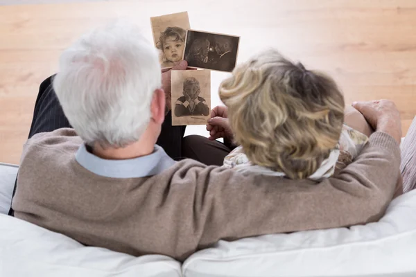 Marriage looking at photos — Stock Photo, Image