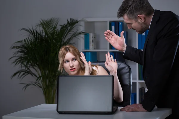 Pracownika i molestowania w biurze — Zdjęcie stockowe