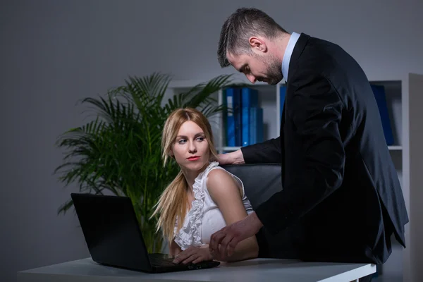 L'intimidation sexuelle au travail — Photo