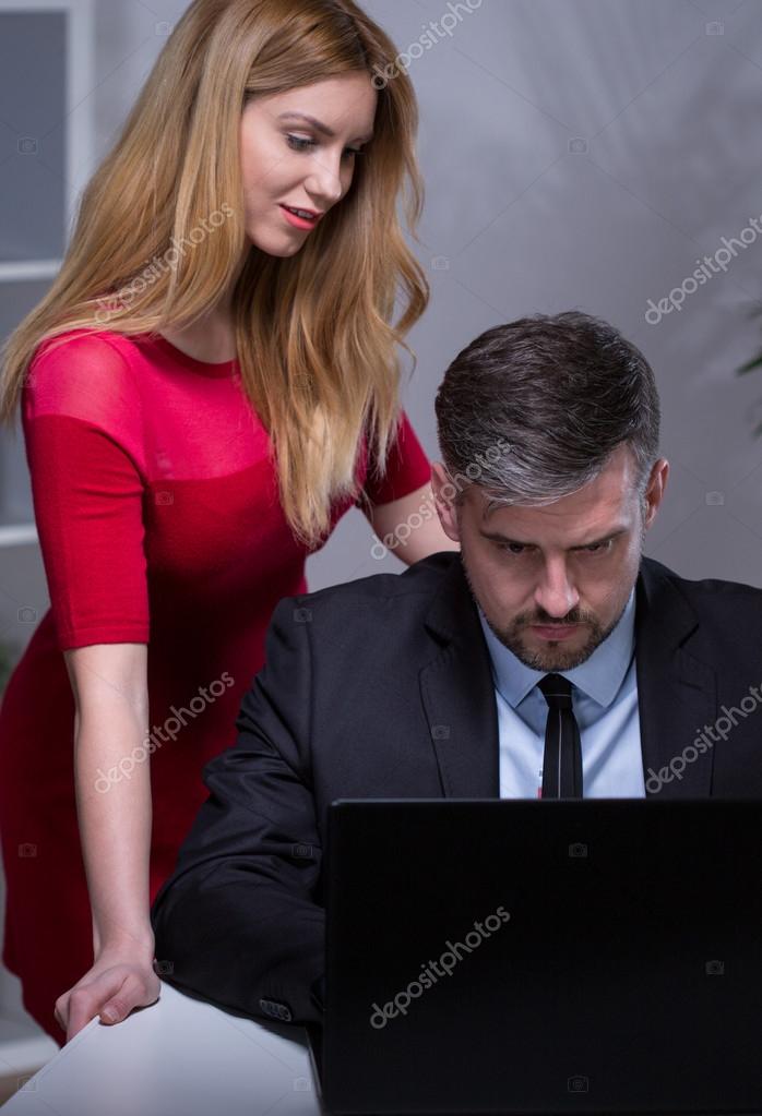 shef-ustal-i-reshil-rasslabitsya-s-sekretarshey