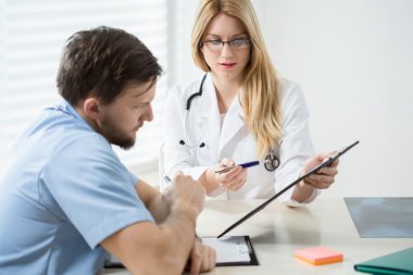 Genç bayan doktor.
