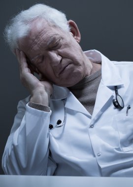 Masa başında uyku doktor