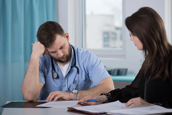 Physician talking with lawyer — Stock Photo, Image