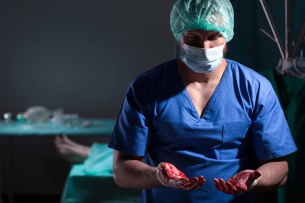 外科医生用血腥的手 — 图库照片