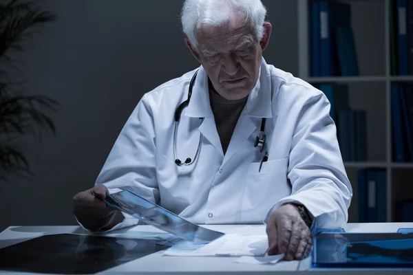 Doctor mirando la imagen de rayos X — Foto de Stock