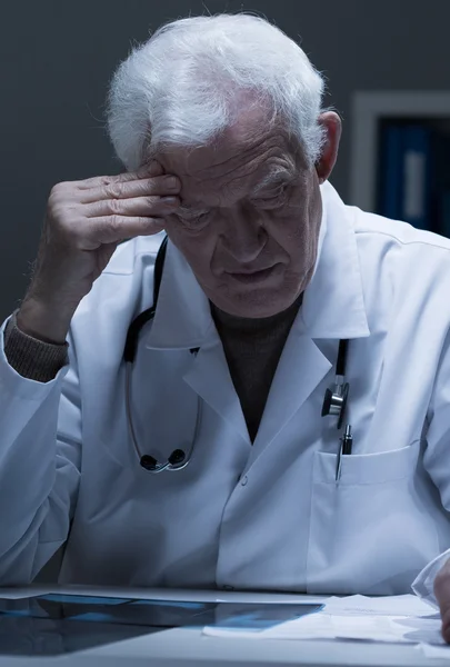 Physician reading x-ray photo — Stock Photo, Image