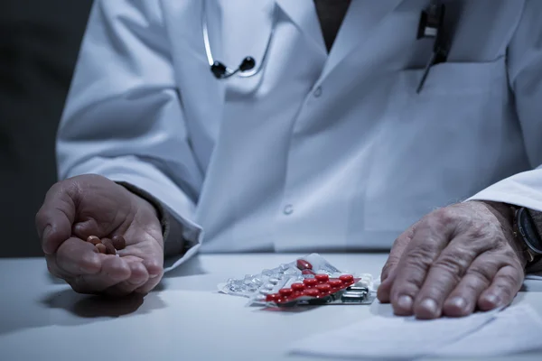 Doctor taking a lot of drugs — Stock Photo, Image