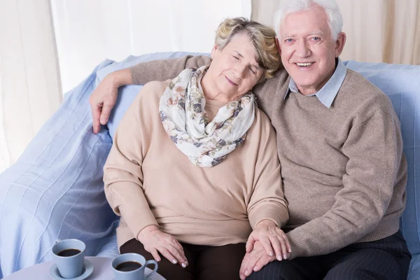 Senior Mann und schlafende Frau — Stockfoto