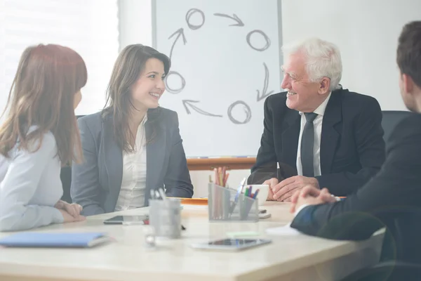 Senior baas tijdens zakelijke bijeenkomst — Stockfoto