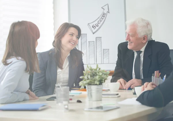 Reunião de negócios com chefe sênior — Fotografia de Stock