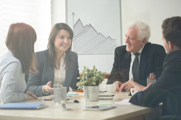 Analyse von Daten während der Geschäftskonferenz — Stockfoto