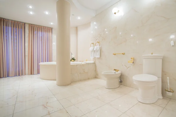 Светлая ванная комната — стоковое фото