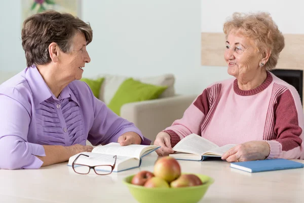 Due donne anziane leggere — Foto Stock