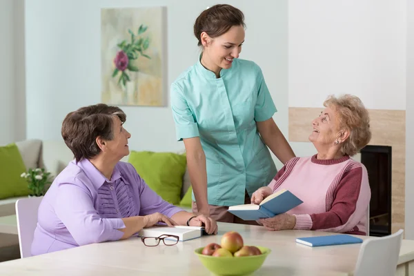 Twee oudere vrouwen en een vriendelijke verpleegster — Stockfoto