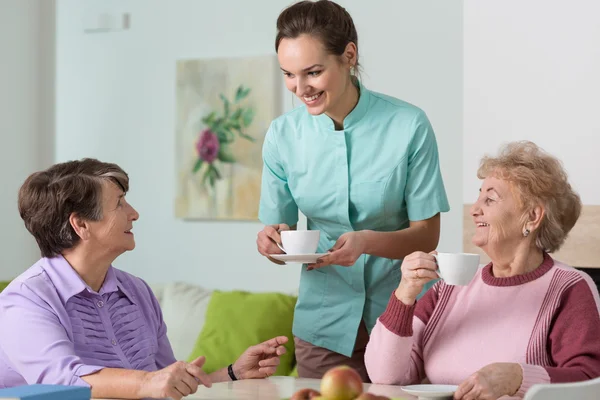 Mujeres mayores, té y enfermera —  Fotos de Stock