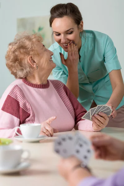 Krankenschwester hilft mit Karten — Stockfoto