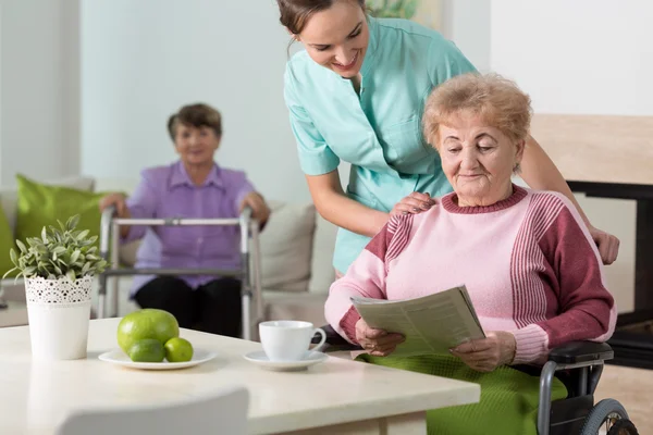 Vieilles femmes et une infirmière — Photo