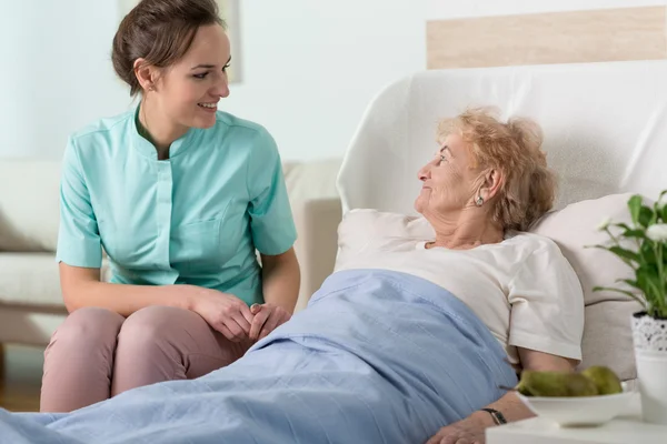 Old lady in hospital — Stock Photo, Image