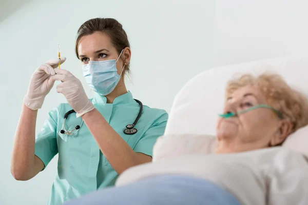 A velha está prestes a receber uma injecção. — Fotografia de Stock