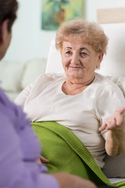 Oude vrouw in bed — Stockfoto