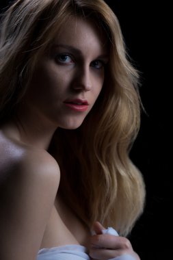 Kırmızı dudaklı kadın