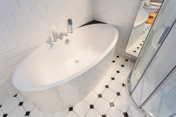 Porcelain bath in luxury apartment — Stock Photo, Image