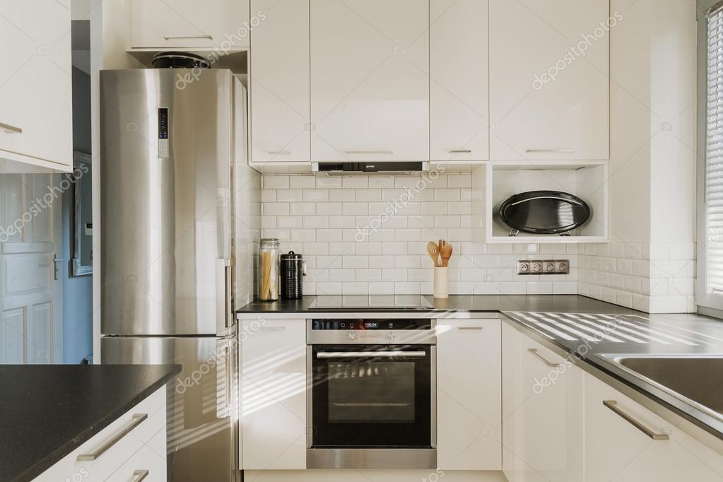 Холодильник хром белой кухне — Стоковое фото ...