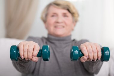 Yaşlı bayan dumbbells ile eğitim