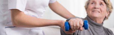 Yaşlı kadın dumbbell ile eğitim