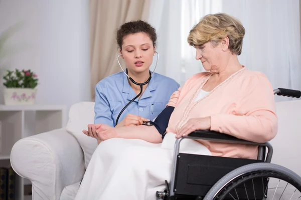 Nurse measuring blood pressure — Stock Photo, Image