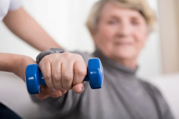 Elder woman training with physiotherapist — Stock Photo, Image