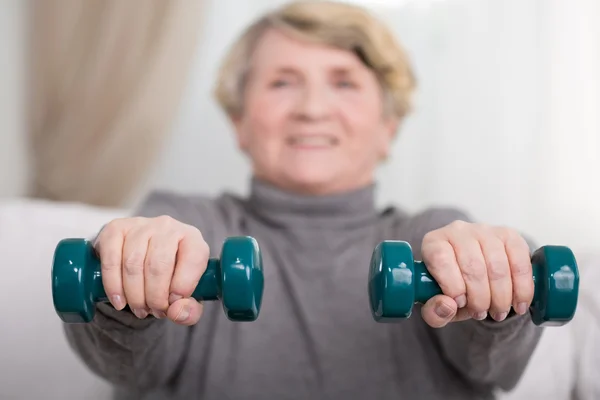 Ältere Dame trainiert mit Kurzhanteln — Stockfoto