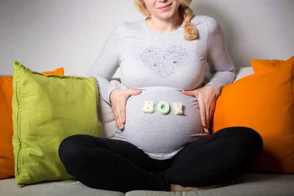 Gravid kvinna väntar en pojke — Stockfoto