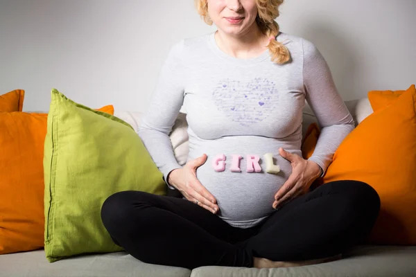 Glückliche Frau erwartet ein Mädchen — Stockfoto