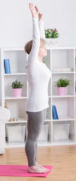 Woman doing yoga at home — Stock Photo, Image