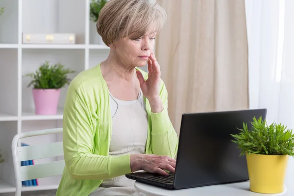 Donna con problemi con il computer — Foto Stock