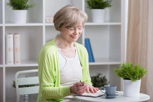 Glad mitten äldre kvinna — Stockfoto