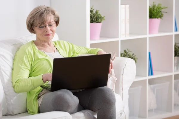 Mogen dam med laptop — Stockfoto