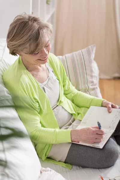 Kvinnan skriver i agenda — Stockfoto