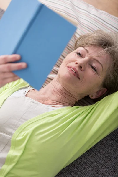 Liegen en lezen van boek — Stockfoto