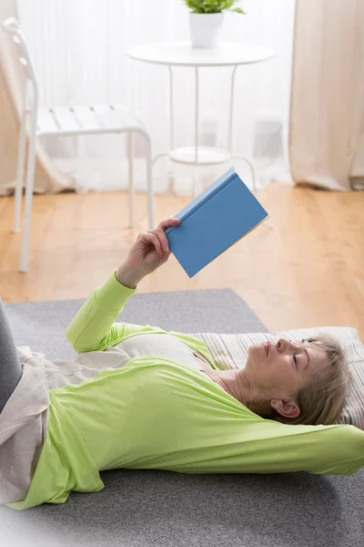 Reading book on the floor — Stock Photo, Image