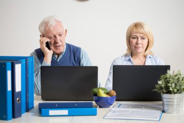 Dizüstü bilgisayarlar kullanarak meşgul Çift